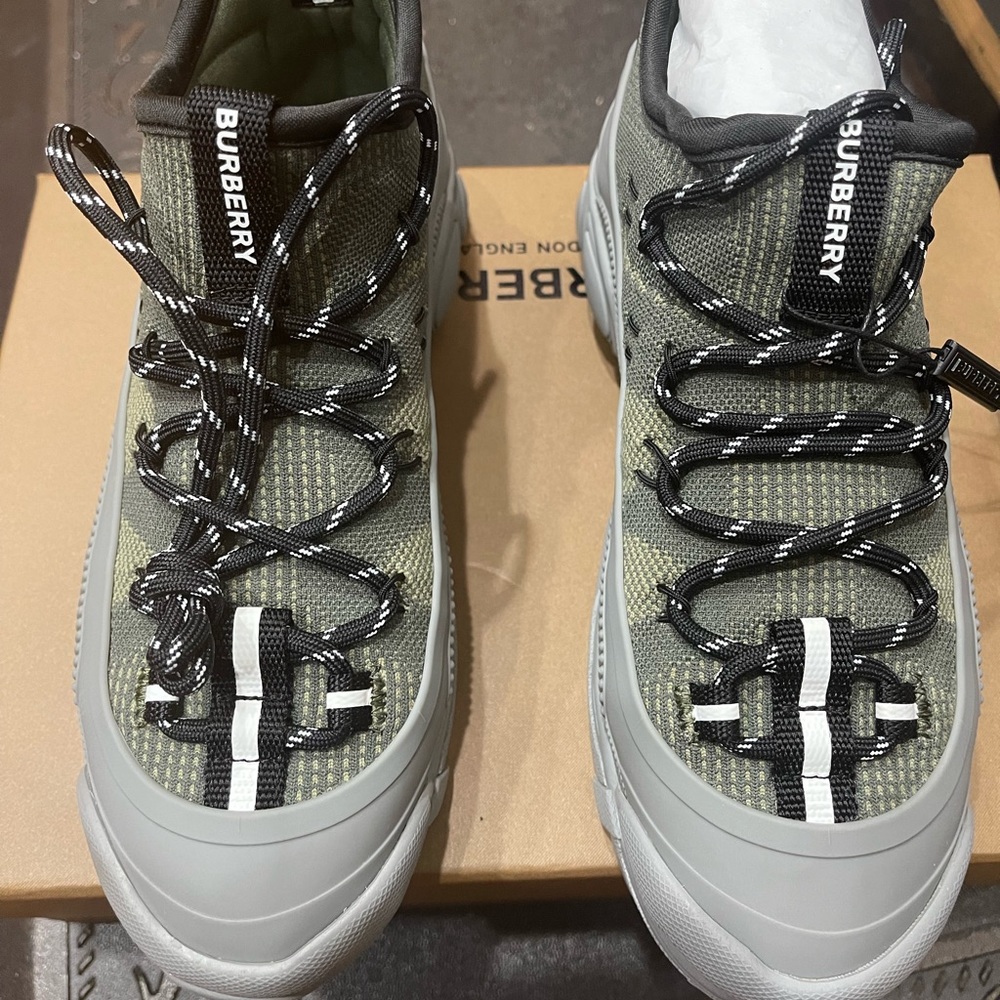 Burberry kids shoes us size 3